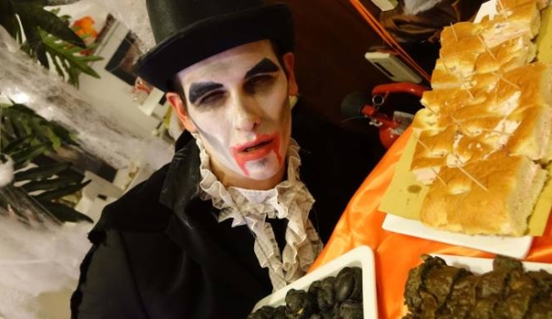 Mostri, zombie e vampiri in giro ad Halloween Mostri, zombie e vampiri in giro ad Halloween