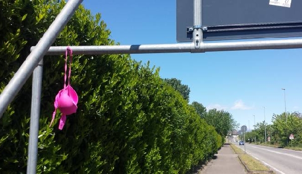 Risultati immagini per reggiseno rosso appeso