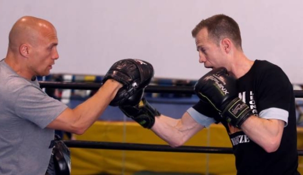 Il pugile Giacomo Mazzoni si allena in palestra con l'allenatore Leonardo Turchi