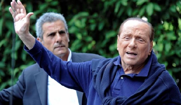 Risultati immagini per berlusconi saluta