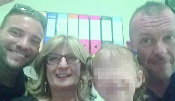 Gli agenti insieme alla piccola