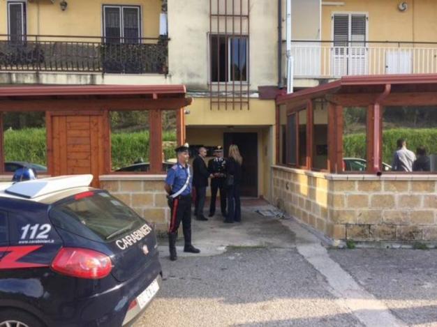 Crotone, i carabinieri all'esterno dell'appartamento dove è stata uccisa Giovanna Salerno (Ansa)