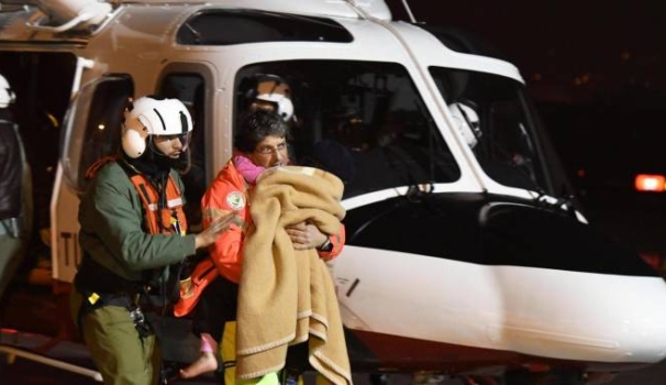 Rigopiano, l'arrivo all'ospedale di Pescara di tre bambini estratti vivi (Ansa) Rigopiano, l'arrivo all'ospedale di Pescara di tre bambini estratti vivi (Ansa)