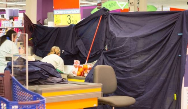 Torino, transennata la cassa dove la 25enne si è sgozzata (Lapresse)