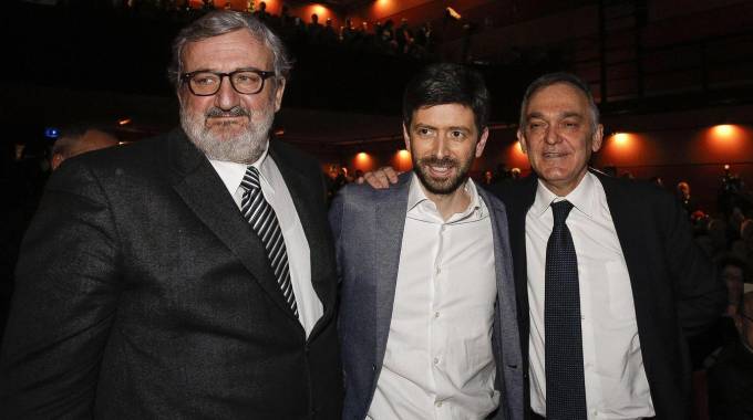 Michele Emiliano, Roberto Speranza ed Enrico Rossi al teatro Vittoria (Ansa) Michele Emiliano, Roberto Speranza ed Enrico Rossi al teatro Vittoria (Ansa)