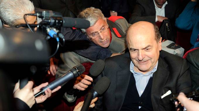 Enrico Lucci "all'assalto" di Pier Luigi Bersani (Lapresse) Enrico Lucci "all'assalto" di Pier Luigi Bersani (Lapresse)