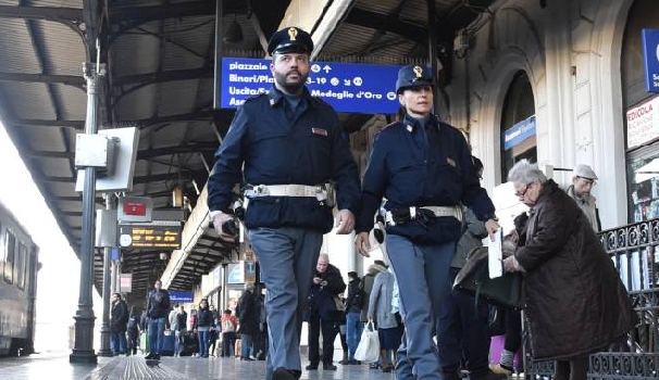 Agenti della Polfer pattugliano la stazione centrale Agenti della Polfer pattugliano la stazione centrale