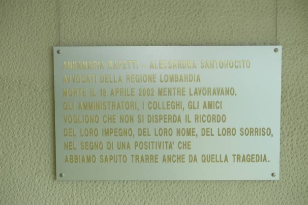 La targa ricorda le vittime della tragedia (Newpress)