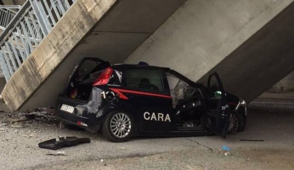 La rampa di un viadotto crolla sull'auto dei carabinieri (Ansa)