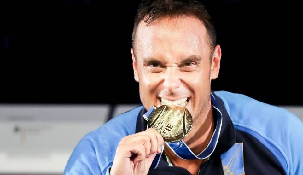 Paolo Pizzo con l'oro vinto ai Mondiali di scherma 2017 (Afp) Paolo Pizzo con l'oro vinto ai Mondiali di scherma 2017 (Afp)