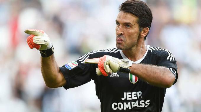 Buffon para un rigore al Cagliari (Lapresse) Buffon para un rigore al Cagliari (Lapresse)