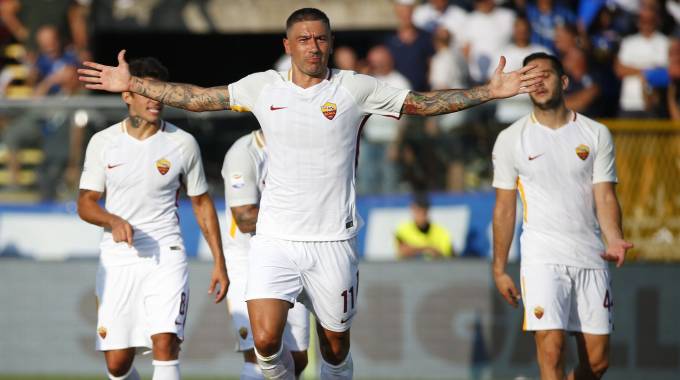 Kolarov segna lo 0-1 su punizione (Afp) Kolarov segna lo 0-1 su punizione (Afp)