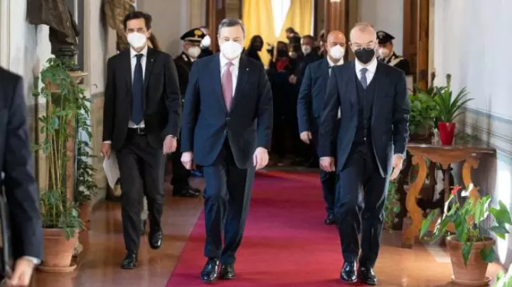 Il Presidente del Consiglio, Mario Draghi, durante la cerimonia dei giudici Il Presidente del Consiglio, Mario Draghi, durante la cerimonia di giuramento del nuovo presidente del Consiglio di Stato, Franco Frattini, Roma, 22 febbraio 2022.  ANSA / Filippo Attili - Ufficio stampa Palazzo Chigi  +++ ANSA PROVIDES ACCESS TO THIS HANDOUT PHOTO TO BE USED SOLELY TO ILLUSTRATE NEWS REPORTING OR COMMENTARY ON THE FACTS OR EVENTS DEPICTED IN THIS IMAGE; NO ARCHIVING; NO LICENSING +++
