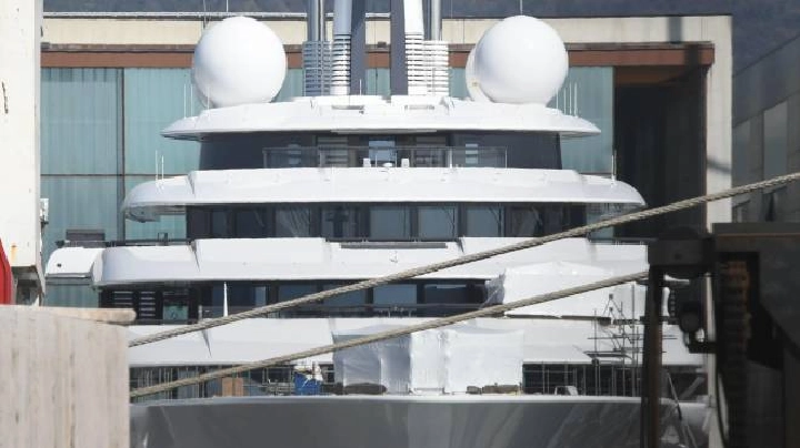Scheherazade, eine 700-Millionen-Euro-Yacht, die in der Marina di Carrara vor Anker liegt und sich offenbar in Putins Verfügbarkeit befindet Scheherazade, eine 700-Millionen-Euro-Yacht, die in der Marina di Carrara vor Anker liegt und sich offenbar in Putins Verfügbarkeit befindet