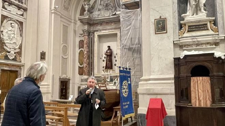 Il prof Fabio Matteucci, Rotary Club, e il vescovo monsignor Simone Giusti all’inaugurazione del restauro della statua nella chisa di San Ferdinando (Foto Novi) Il prof Fabio Matteucci, Rotary Club, e il vescovo monsignor Simone Giusti all’inaugurazione del restauro della statua nella chisa di San Ferdinando (Foto Novi)
