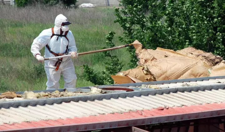 Nella foto una bonifica C’è poi il caso della vecchia fabbrica lariana di lampadine Leuci, dove erano 800 i lavoratori soprattutto donne Nella foto una bonifica C’è poi il caso della vecchia fabbrica lariana di lampadine Leuci, dove erano 800 i lavoratori soprattutto donne