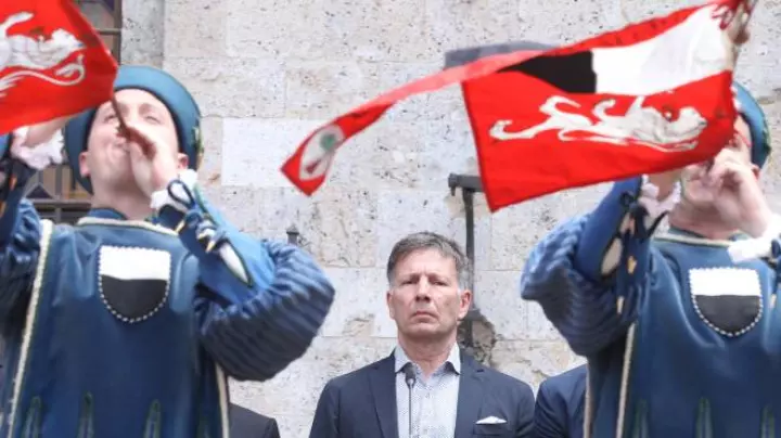 Il sindaco Luigi De Mossi tra due chiarine Il sindaco Luigi De Mossi tra due chiarine durante la cerimonia dell’assegnazione dei cavalli