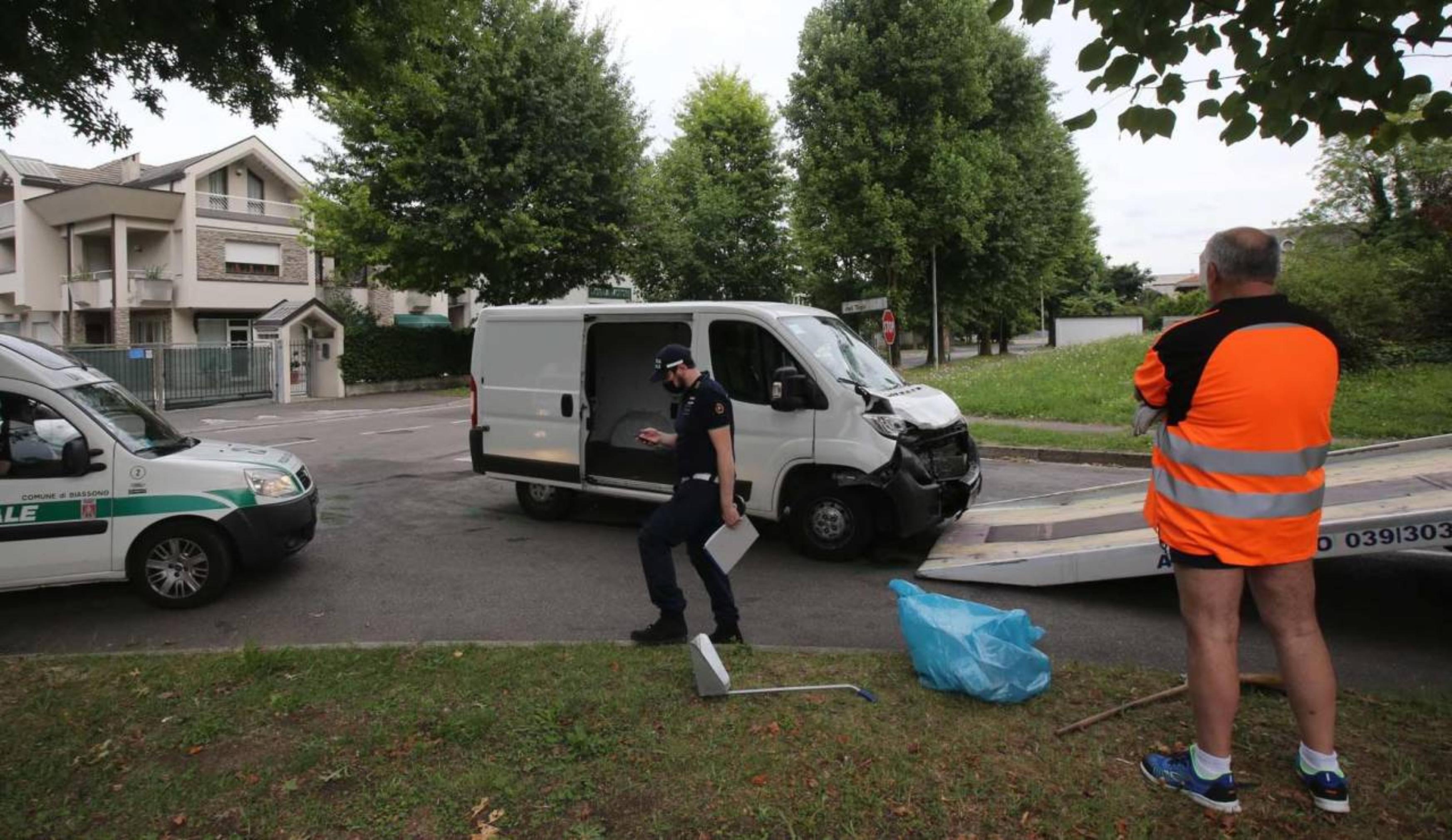 incidente a biassono scontro tra furgone e moto centauro 33enne in fin di vita cronaca