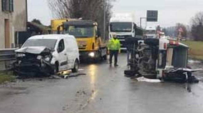 incidente a scandiano auto cappotta dopo il frontale tre feriti cronaca ilrestodelcarlino it