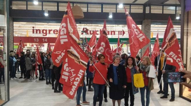 passaggio da auchan a conad spazi dimezzati all ipermercato cronaca ilgiorno it