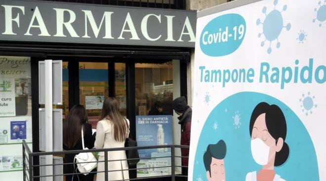 tampone in farmacia prese d assalto per il green pass di 48 ore un pessimo segnale cronaca