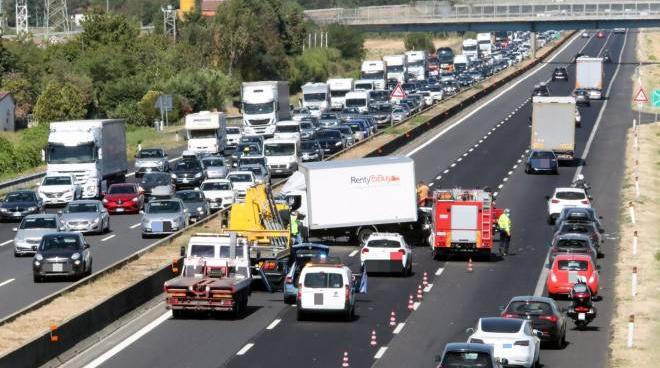 incidente a14 oggi traffico in tilt per ore all altezza di imola cronaca ilrestodelcarlino it