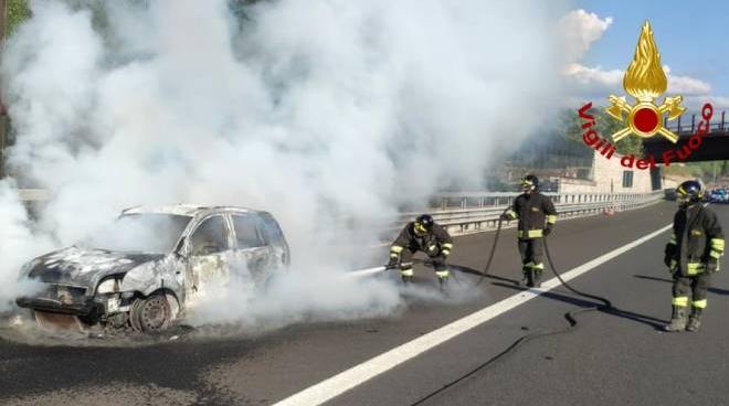 incendio sulla a1 auto distrutta dalle fiamme cronaca lanazione it