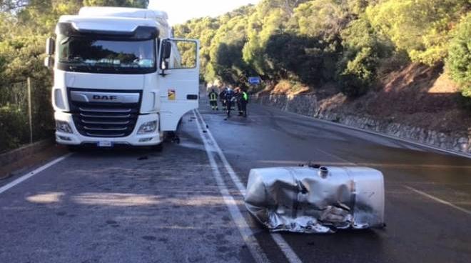 livorno scontro tra macchina e autocisterna riaperto il romito traffico nel caos cronaca