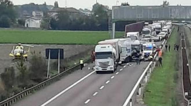 doppio tamponamento sull a22 traffico in tilt a reggiolo cronaca ilrestodelcarlino it