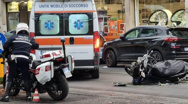 incidente in viale redi a firenze paura per uno scooterista traffico in tilt cronaca