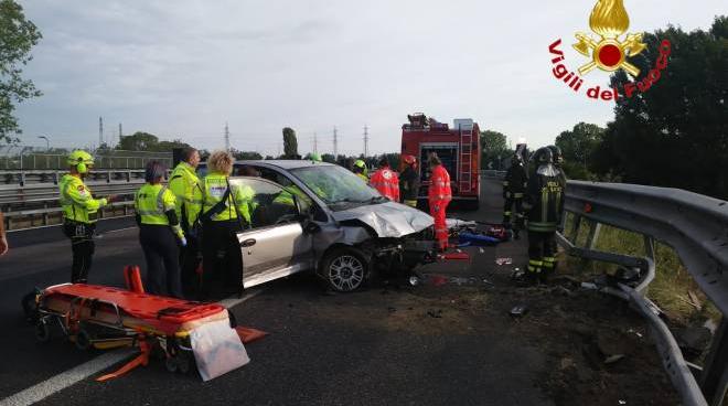 incidente sulla tangenziale ovest auto contro guard rail feriti tre ragazzi foto cronaca