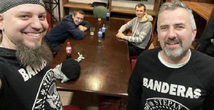 Alcuni componenti dei Beton con la t-shirt che esalta Stepan Bandera (e insulta i Ramones) Alcuni componenti dei Beton con la t-shirt che esalta Stepan Bandera (e insulta i Ramones)