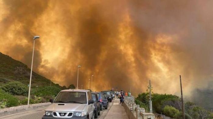 Incendi in Sardegna, nell'Oristanese centinaia di sfollati - Cronaca -  quotidiano.net