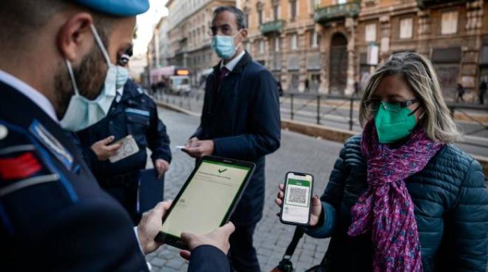 covid e super green pass caos controlli sui bus e al ristorante chi e come li deve fare cronaca