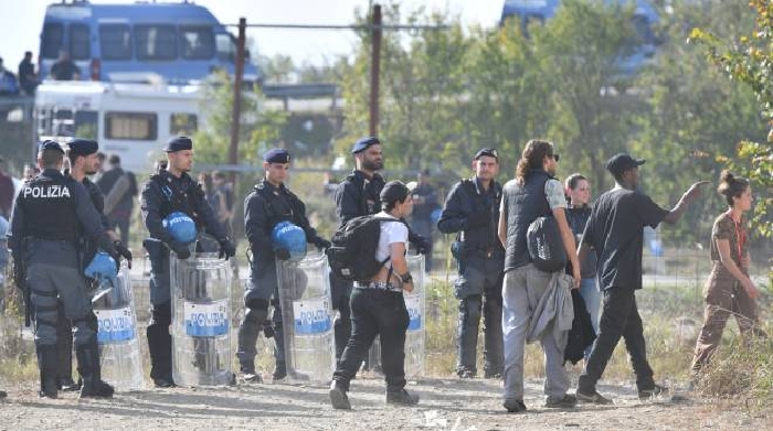 Rave party a Modena, la polizia: "Capannone pericolante". I giovani se ne vanno, diretta - Cronaca