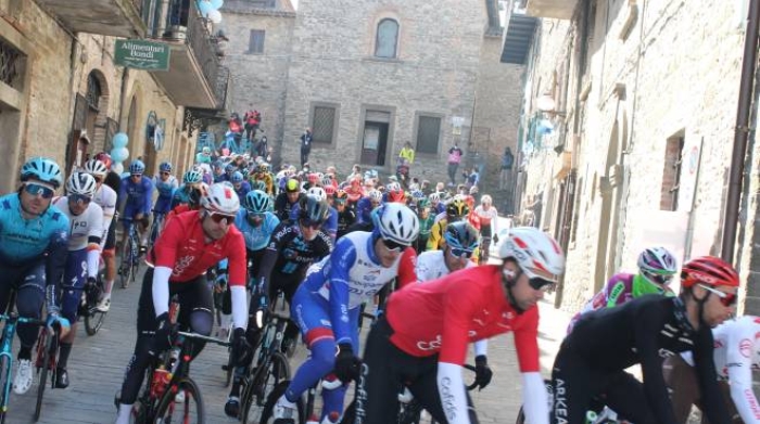 Pasa el Due Mari y es una etapa épica donde vuela el Pogacar y con él los espectadores y las tierras Pasa el Due Mari y es una etapa épica donde vuela el Pogacar y con él los espectadores y las tierras