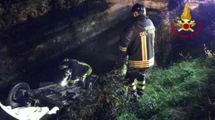 incidente serra san quirico auto finisce nel canale cronaca ilrestodelcarlino it