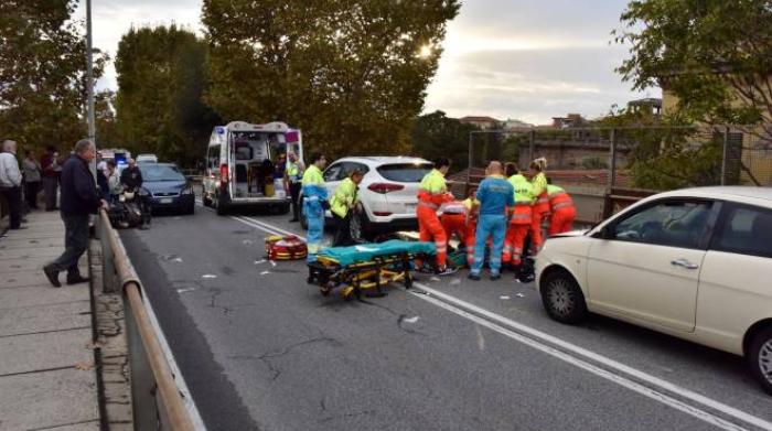 livorno muore in scooter nell incidente sul cavalcavia della stazione foto cronaca