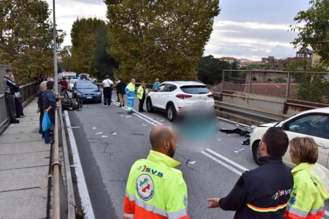 livorno muore in scooter nell incidente sul cavalcavia della stazione foto cronaca