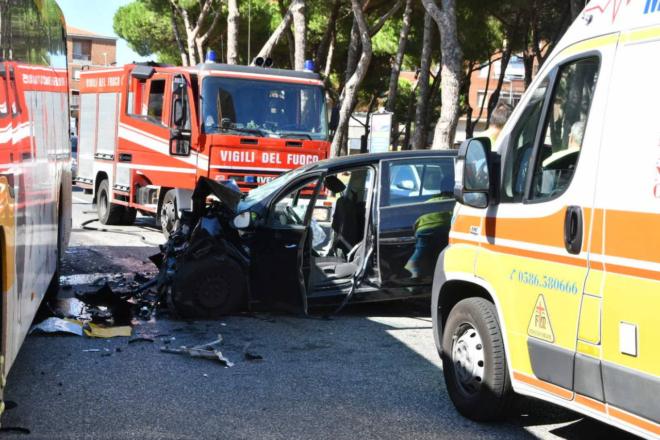 livorno scontro fra auto e bus di linea quattro feriti cronaca lanazione it