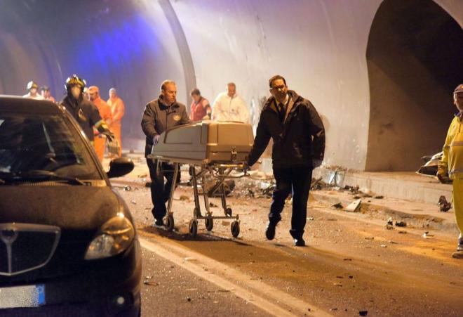 serra san quirico le foto dell incidente in galleria provincia ilrestodelcarlino it