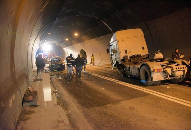 serra san quirico le foto dell incidente in galleria provincia ilrestodelcarlino it