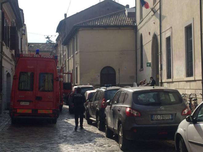 ravenna le foto dei vigili del fuoco al liceo artistico per un allarme intossicazione cronaca