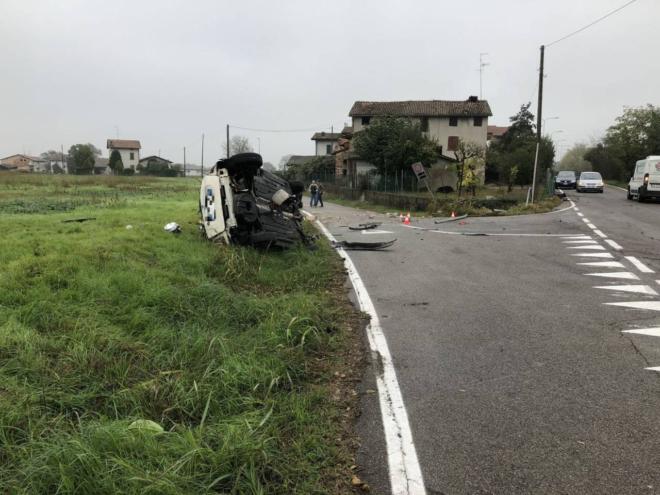 incidente montecchio auto sfonda mura e palo della luce le foto cronaca ilrestodelcarlino it