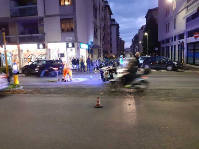 incidente in viale redi a firenze paura per uno scooterista traffico in tilt cronaca