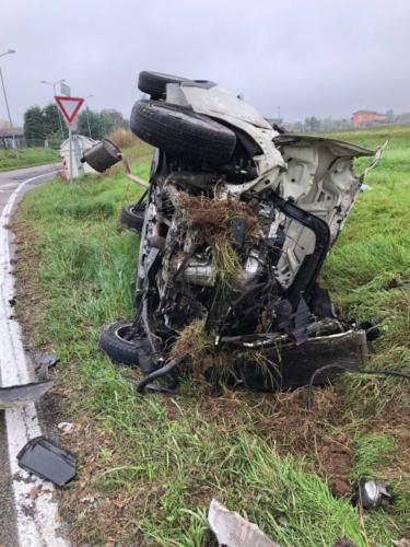 incidente montecchio auto sfonda mura e palo della luce le foto cronaca ilrestodelcarlino it