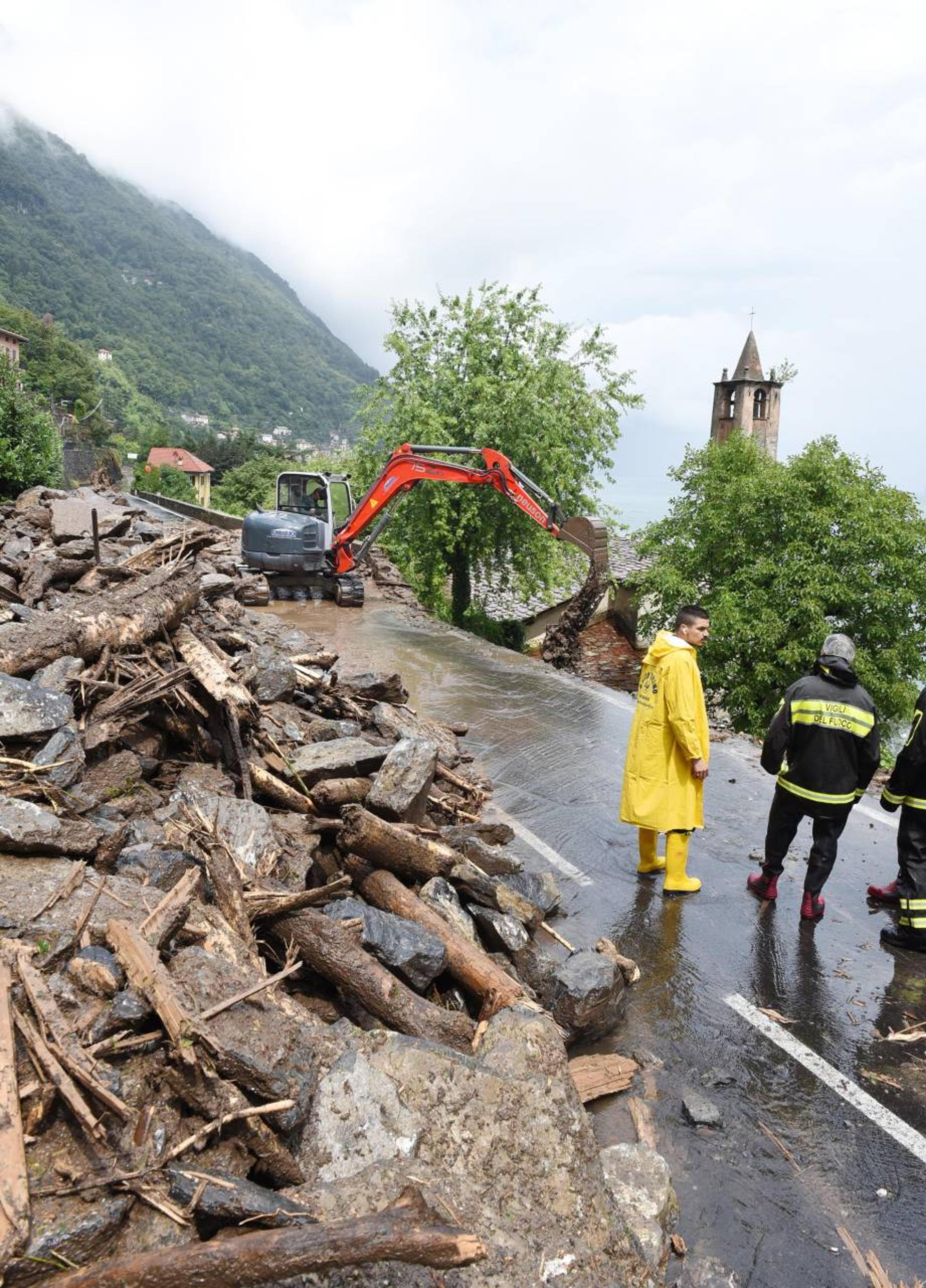 fango e paesi isolati como e in ginocchio cronaca ilgiorno it