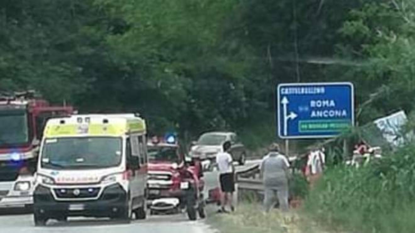 incidente castelbellino oggi si ribalta con l auto ferita cronaca ilrestodelcarlino it