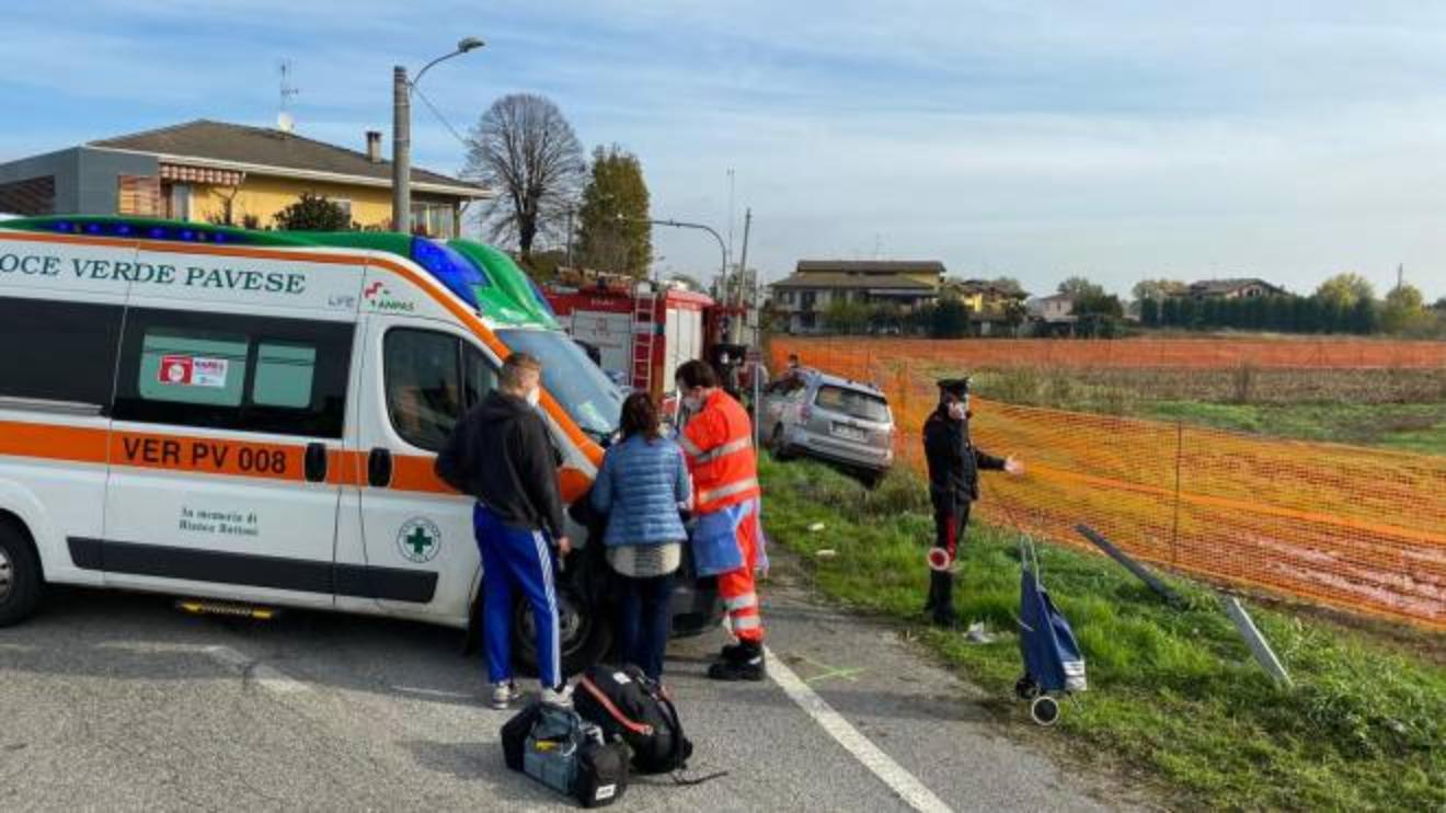 cava manara auto sbanda e travolge tre persone alla fermata del bus due morti cronaca