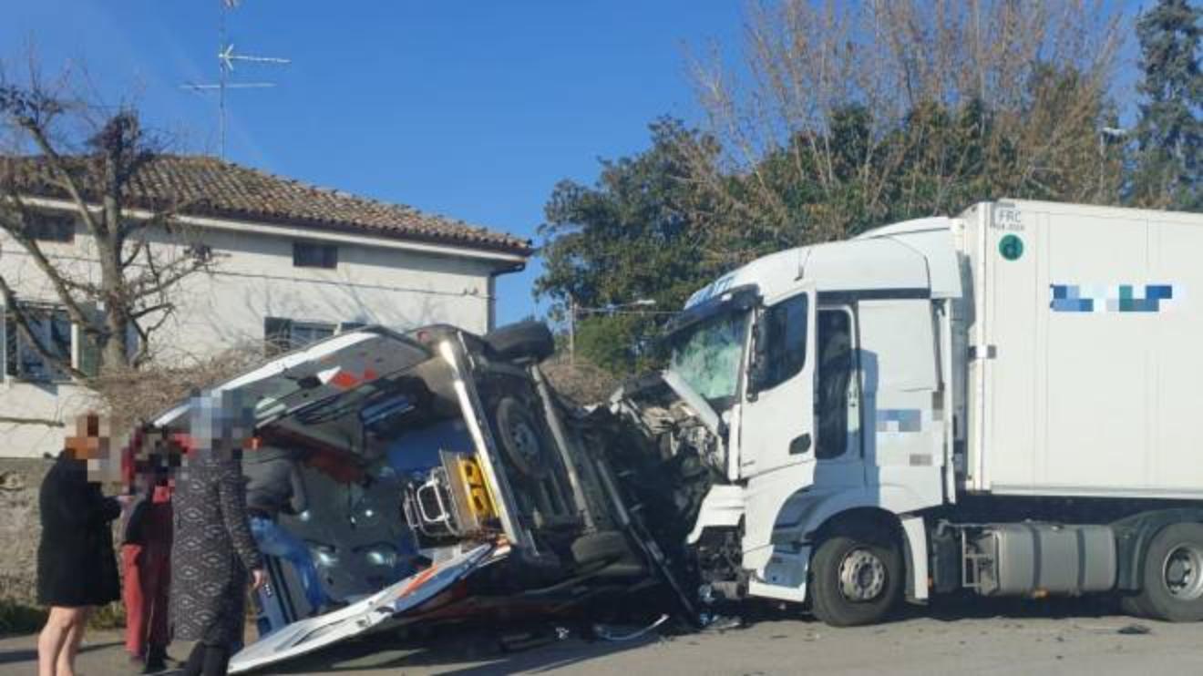 incidente a molinella tra ambulanza e camion muore il paziente trasportato cronaca ilrestodelcarlino it